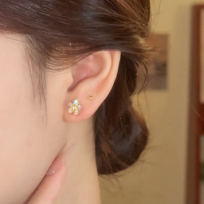 Aretes de mujer elegantes con circonitas florales, de cobre y con postes de acero inoxidable