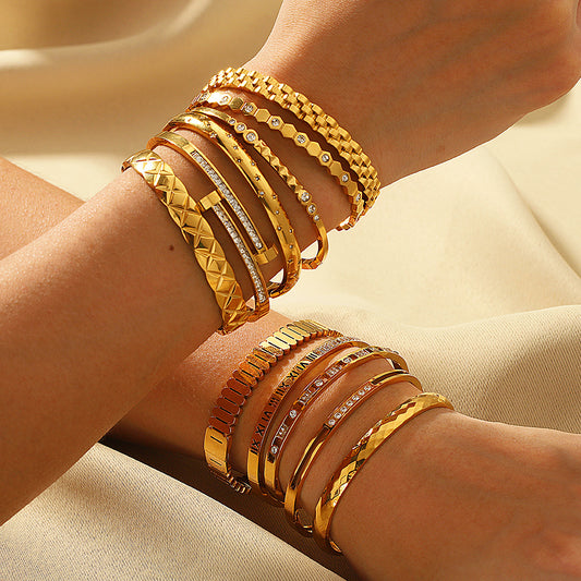 Bracciale Minimalista a Stella in Acciaio Inox con Intarsio di Strass, Motivo a Griglia Geometrica e Placcatura in Oro 18K