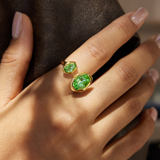 Anillo de acero de titanio octogonal geométrico con incrustaciones de circonita verde, galvanizado para una joyería de lujo femenina resistente a la decoloración