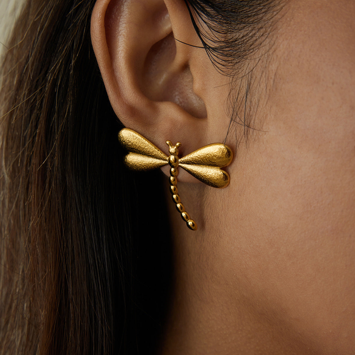 Pendientes minimalistas de titanio con forma de libélula y acabado chapado para mujer