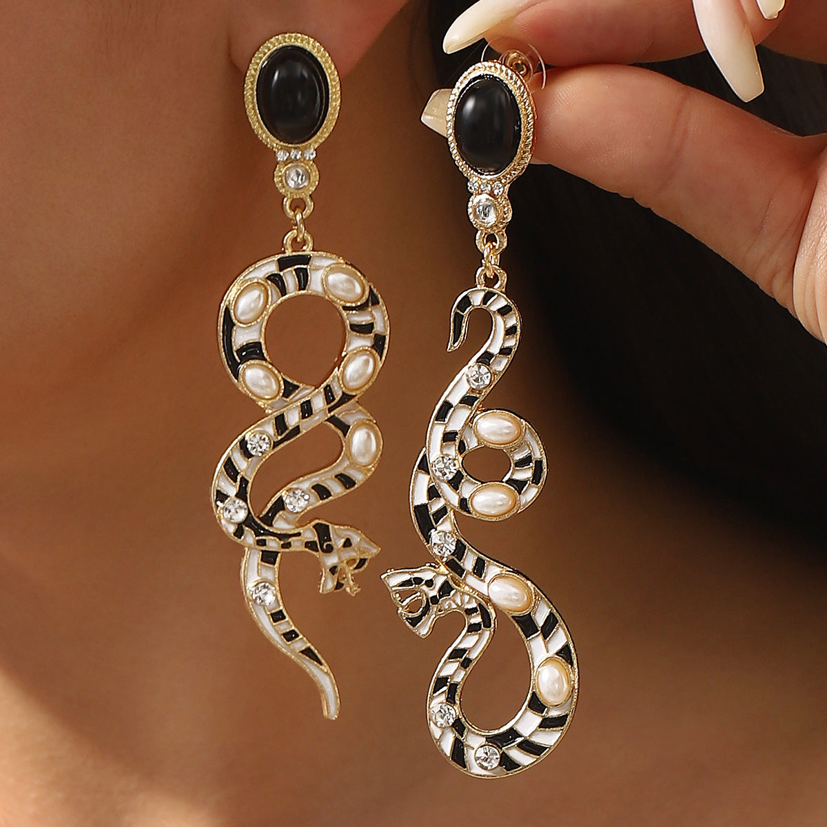 Orecchini a forma di serpente vintage in lega con finitura smaltata e accenti di strass e perle simulate per le donne