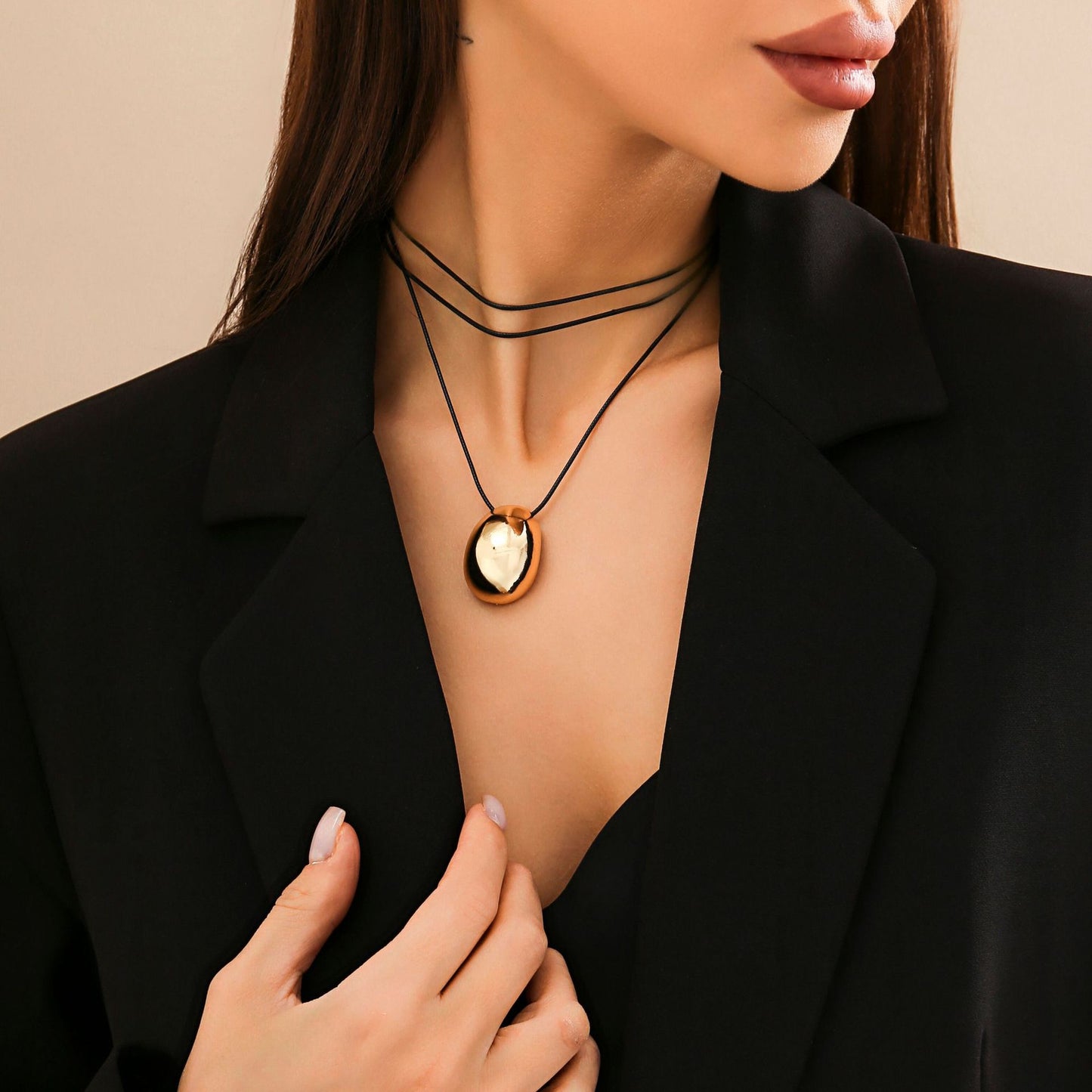 Collana girocollo pendente ovale geometrica dolce e audace con design a strati annodati e dettagli a catena