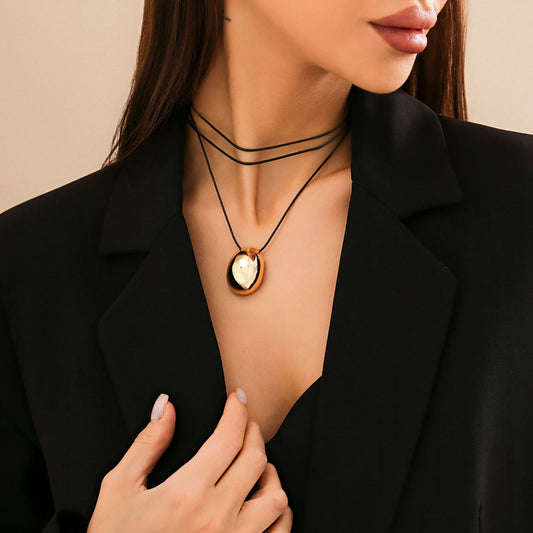 Collana girocollo pendente ovale geometrica dolce e audace con design a strati annodati e dettagli a catena
