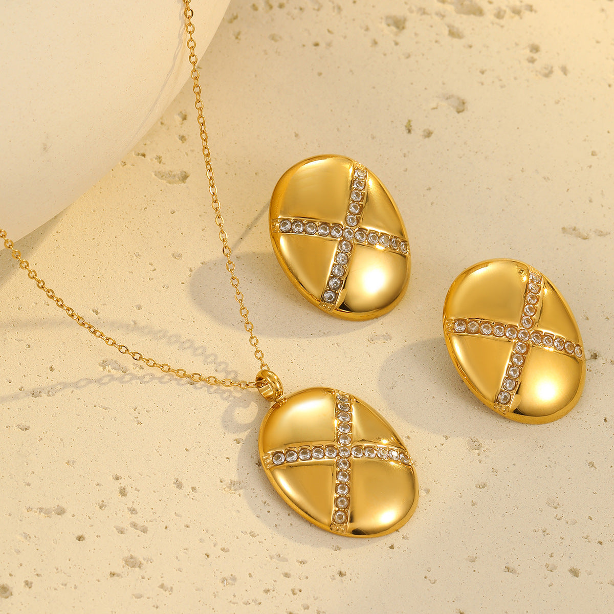 Conjunto de collar y pendientes de acero inoxidable con diseño geométrico y con incrustaciones de pedrería para mujer
