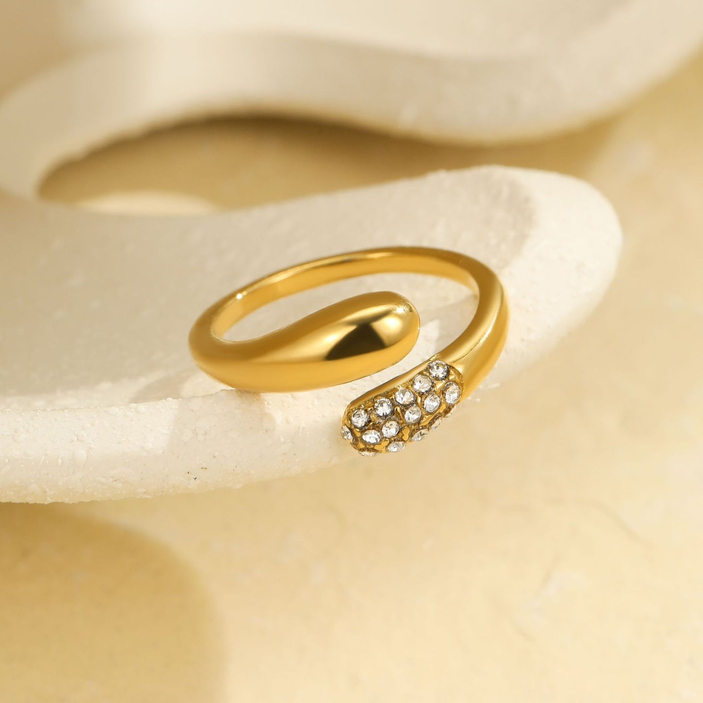 Anillo minimalista geométrico de acero inoxidable con diseño asimétrico y acabado chapado para mujer