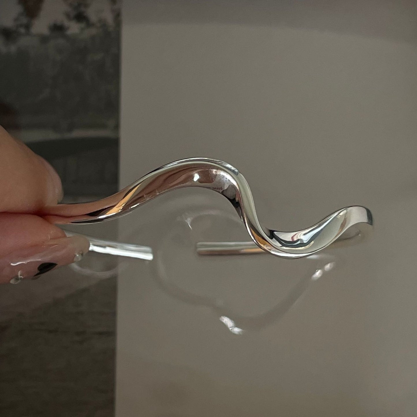 Bracciale a fascia aperta ritorto geometrico lucido in argento sterling 925 minimalista