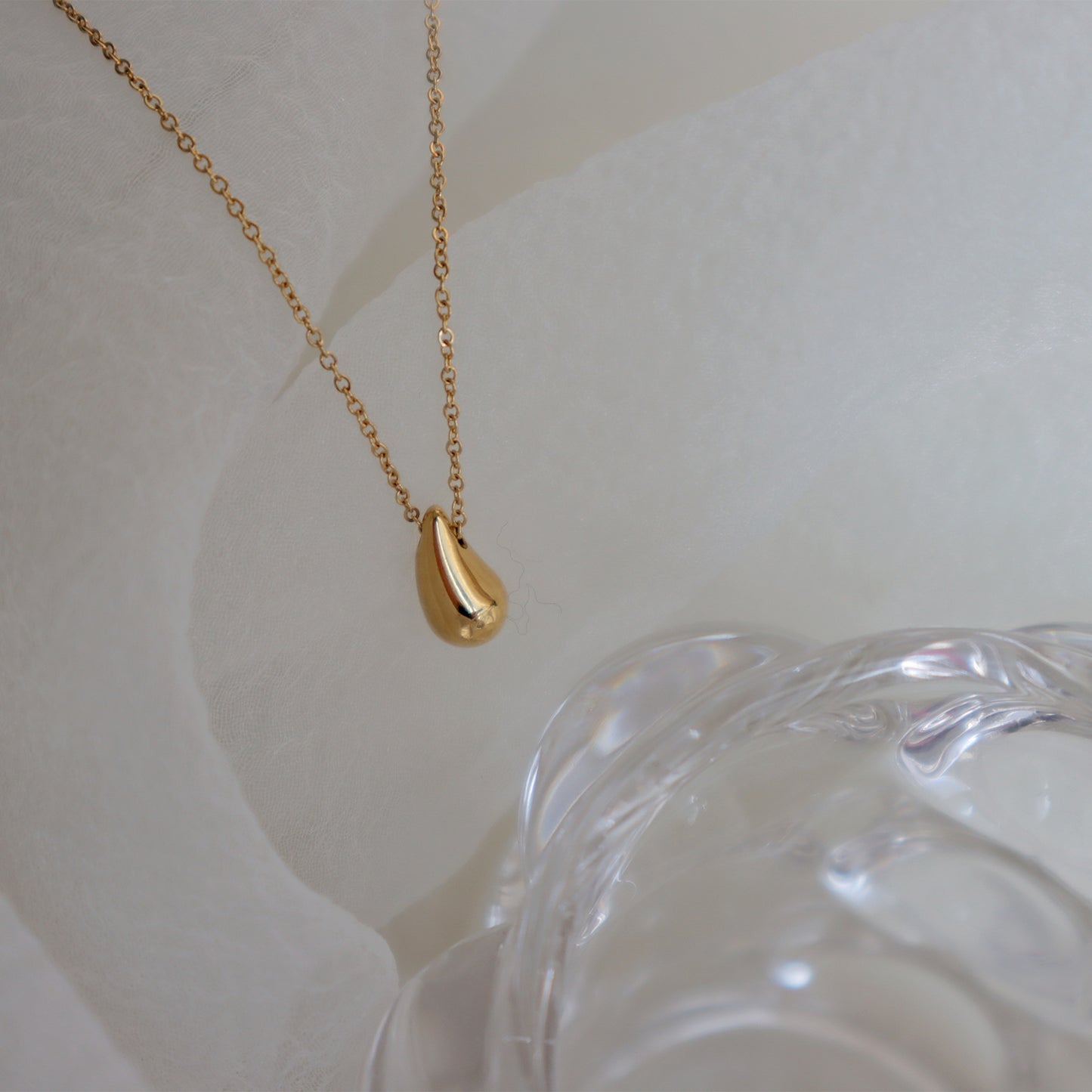 Collana pendente a goccia minimalista in acciaio al titanio da donna con finitura placcata e catena a O