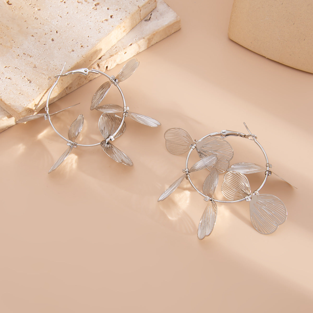Pendientes minimalistas de hoja de ginkgo con postes de acero inoxidable y aros de hierro galvanizado