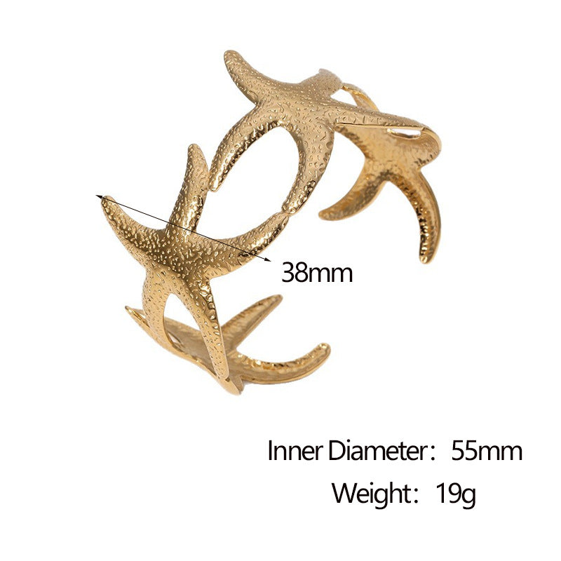 Bracciale a cerchio aperto minimalista con stella marina da donna in acciaio inossidabile placcato oro, elegante gioiello in titanio e acciaio