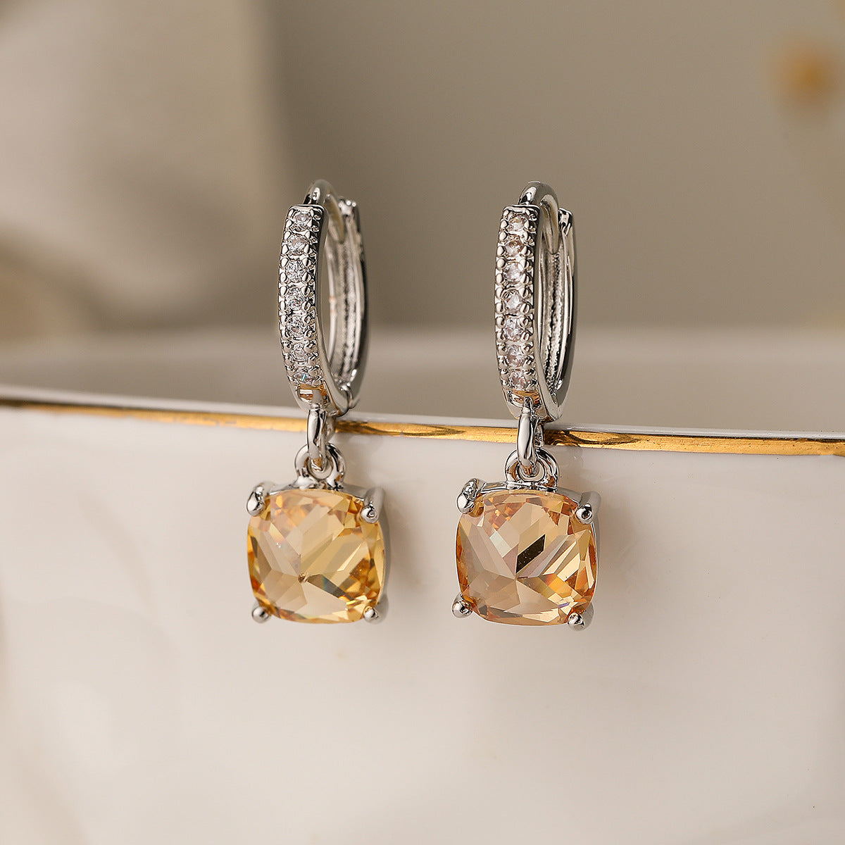 Orecchini geometrici minimalisti in rame con placcatura in oro vero e accenti in zirconia per donna