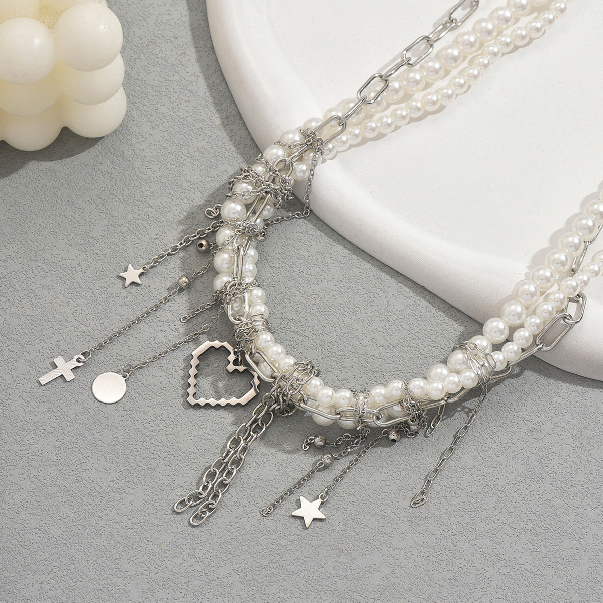 Collana a strati alla moda per donna con ciondolo a forma di cuore con intarsio di perle in lega di zinco, nappina e design geometrico