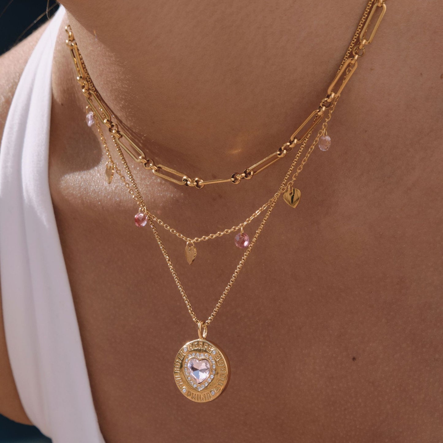 Collana con Ciondolo a Moneta in Acciaio al Titanio con Intarsio di Zirconi Cubici a Cuore Geometrico Minimalista da Donna