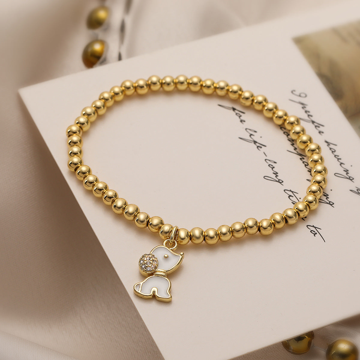 Bracciale con ciondolo a forma di cane per donne con perle di rame e finitura smaltata, gioielli alla moda con design animale minimalista