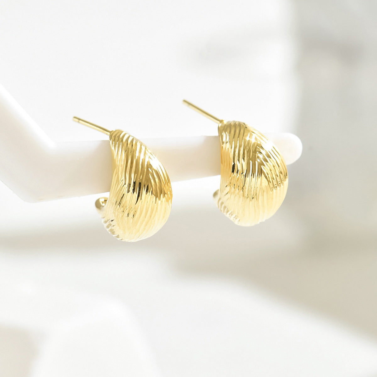 Pendientes minimalistas de tuerca de metal doblado con diseño geométrico para mujer, con revestimiento de cobre y postes de acero inoxidable