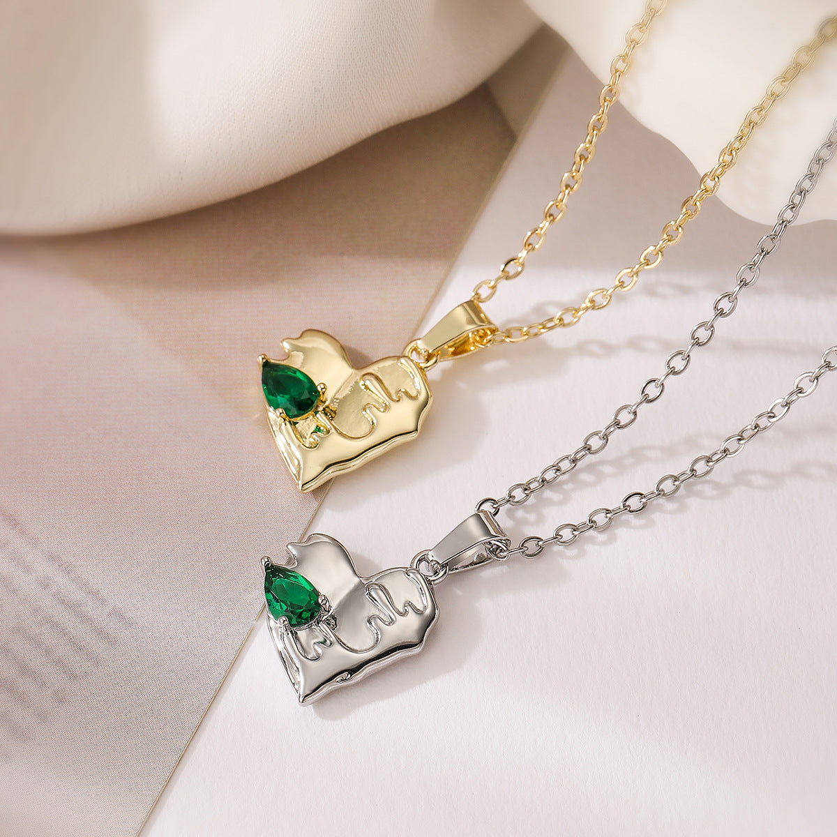 Collana pendente a cuore minimalista in rame placcato oro con intarsio di zircone verde da donna