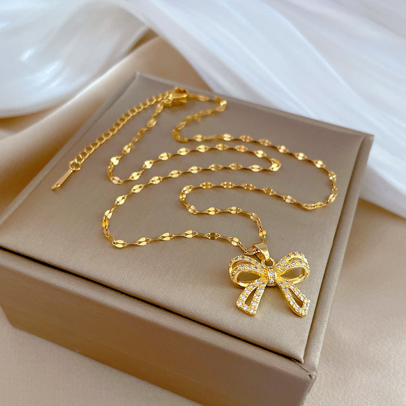 Collar Colgante de Mariposa de Acero de Titanio de Lujo para Mujer con Incrustaciones de Pedrería, Delicada Cadena de Clavícula con Diseño Geométrico, Joyería de Moda Ligera de 8g