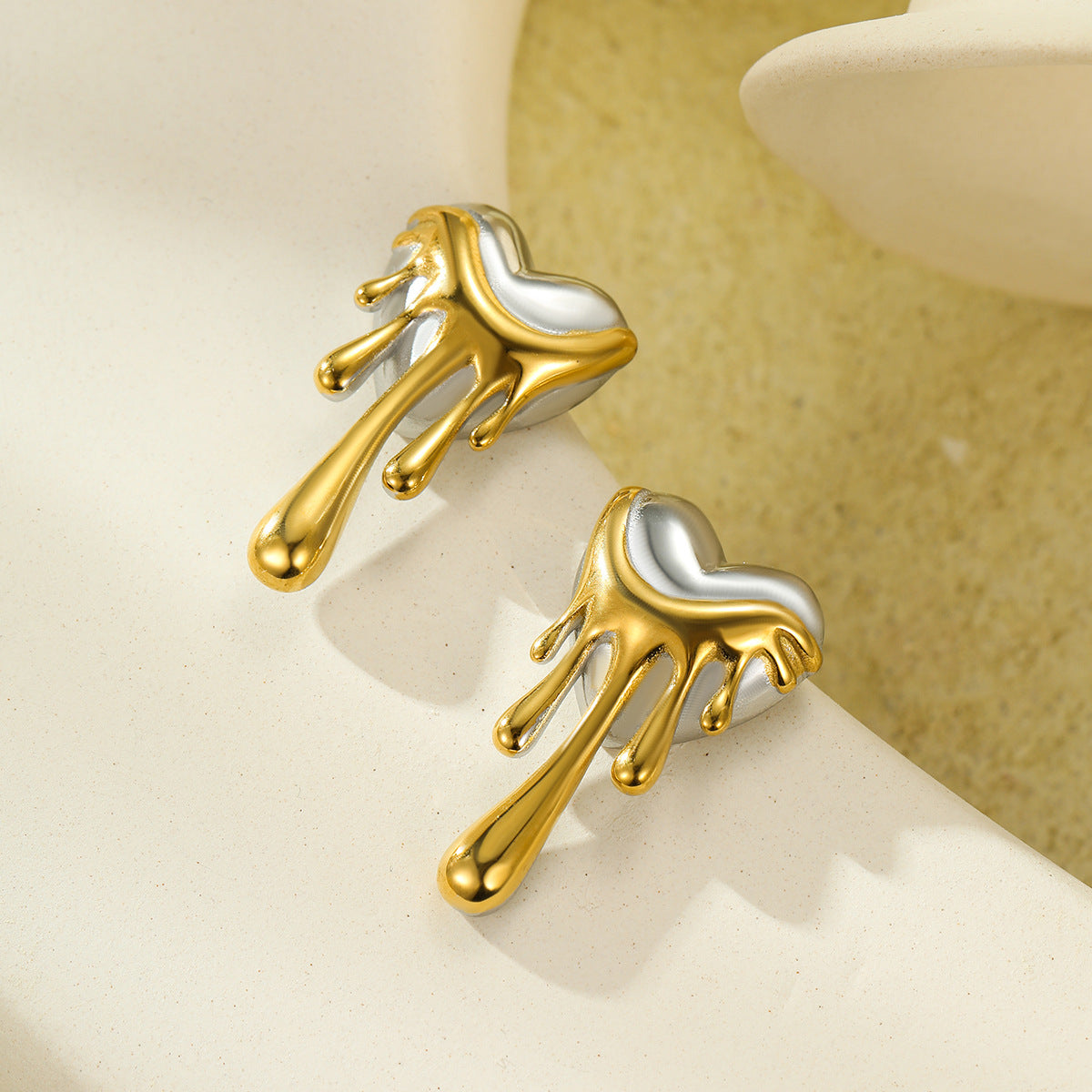 Orecchini da donna in acciaio al titanio con placcatura in oro 18 carati a forma di cuore, stile vintage e design "fuso"