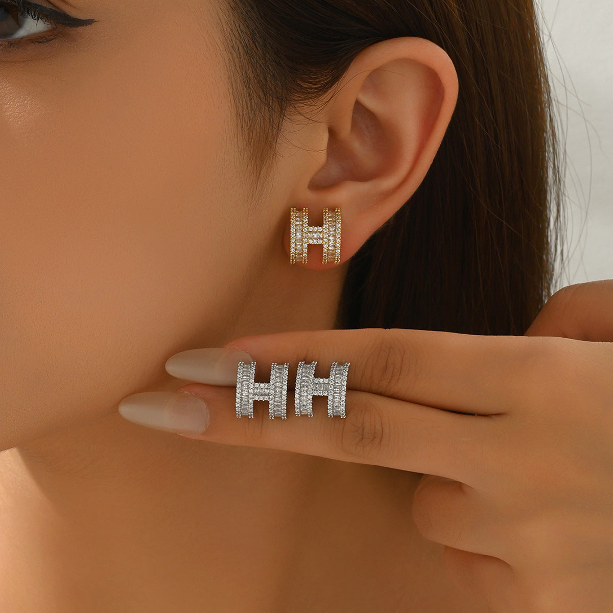 Pendientes Minimalistas Geométricos en Forma de H de Cobre con Incrustaciones de Zirconia para Mujer