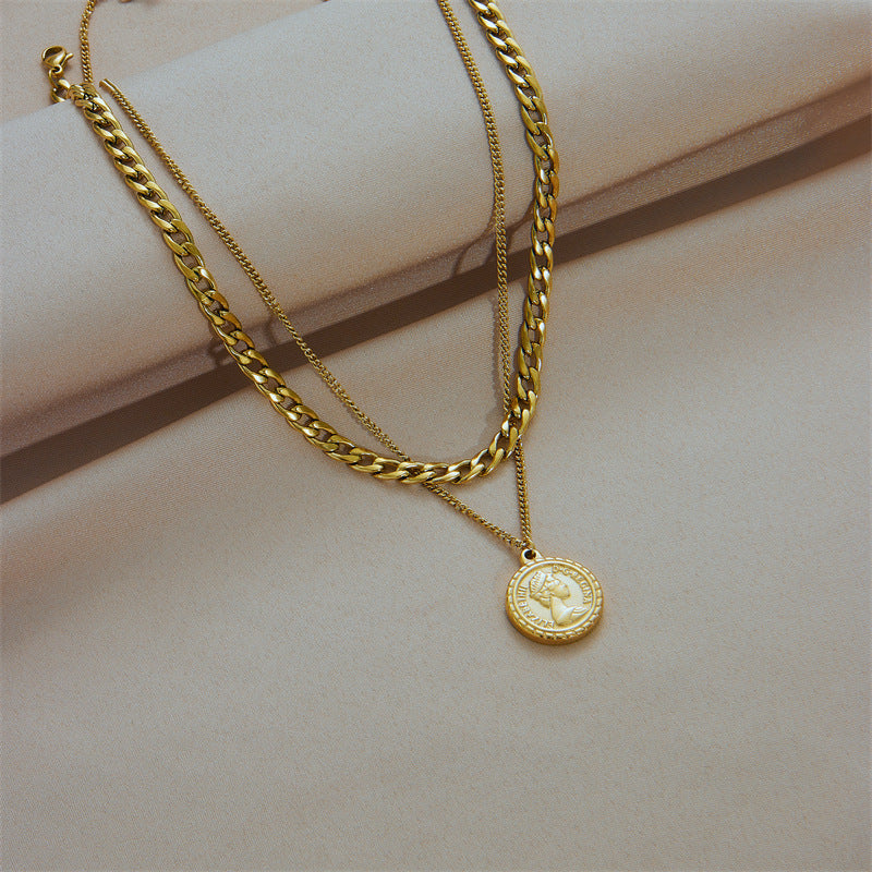Collana a doppia catena serpente minimalista con ciondolo rotondo con design a ritratto di regina in acciaio inossidabile con finitura placcata
