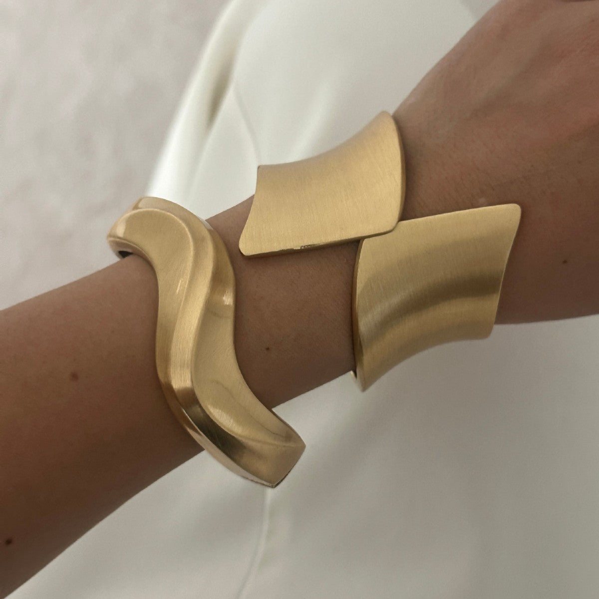Bracciale a Polsino a Goccia Geometrico in Lega Placcata Opaca Elegante e alla Moda Design Irregolare a Incavo