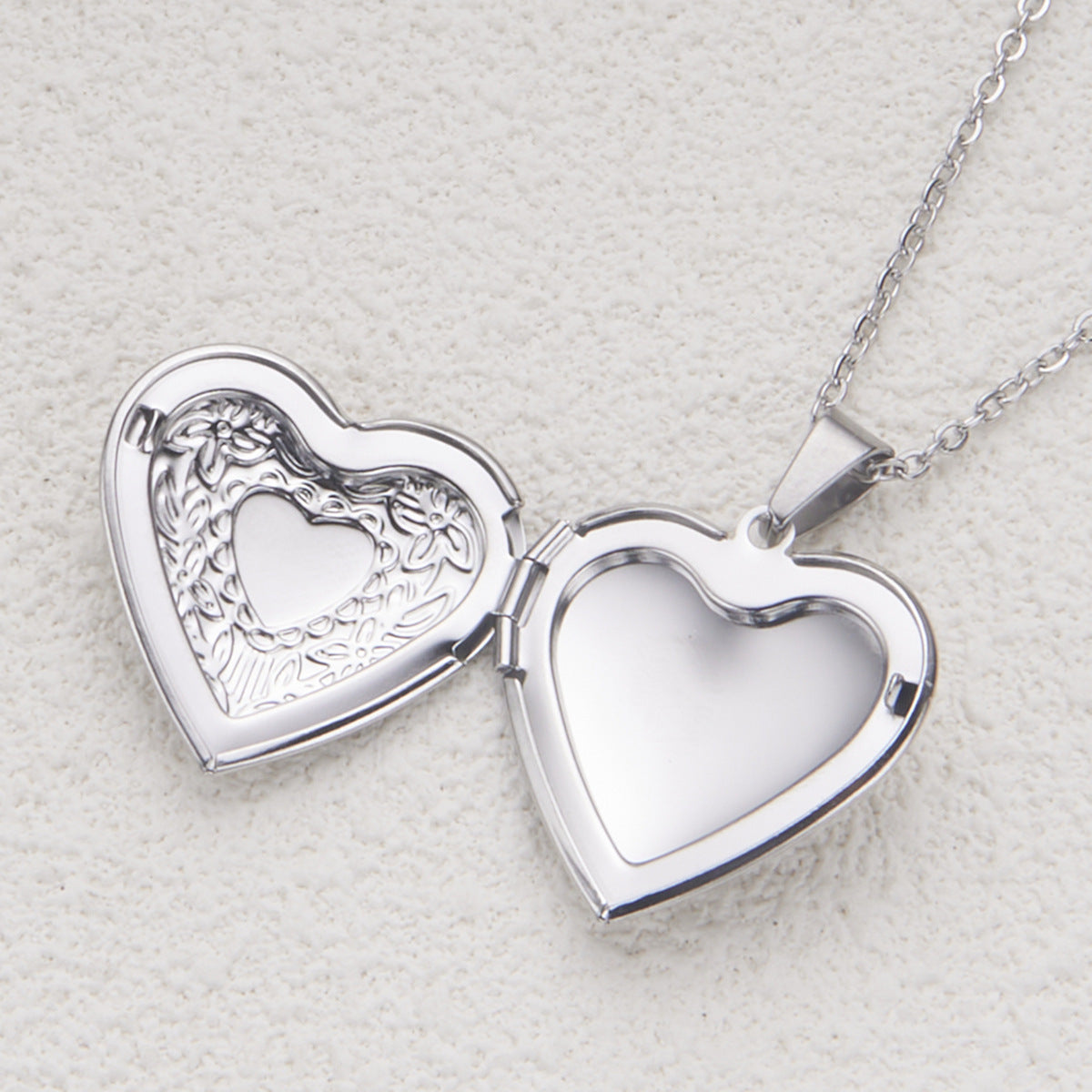 Collana con Pendente Minimalista a Cuore in Acciaio Inossidabile, Design con Cornice Portafoto Apribile e Finitura Galvanizzata