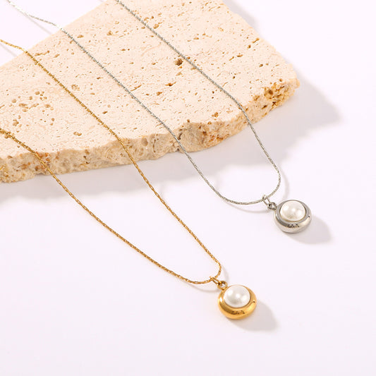 Collana Minimalista a Cuore in Acciaio Inossidabile con Accento di Perla e Finitura Placcata Sottovuoto 18K, Ciondolo a Catena O per Donna