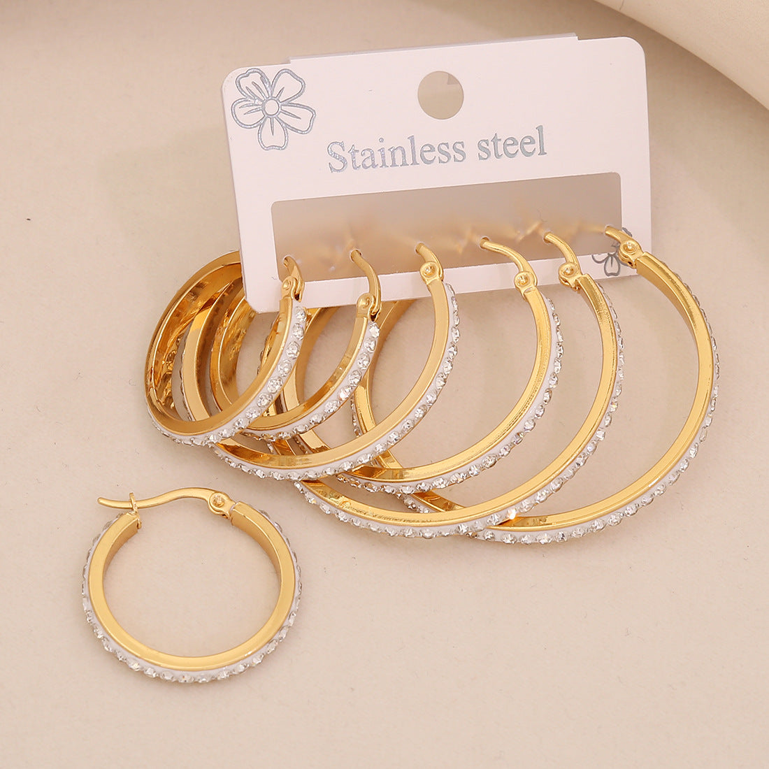 Orecchini a perno geometrici a forma di cuore alla moda in acciaio inossidabile con intarsio completo di strass