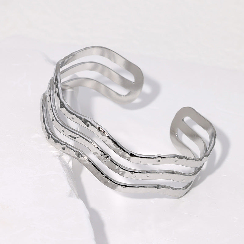 Pulsera Minimalista de Acero Inoxidable Ondulada con Baño de Oro de 18K para Mujer