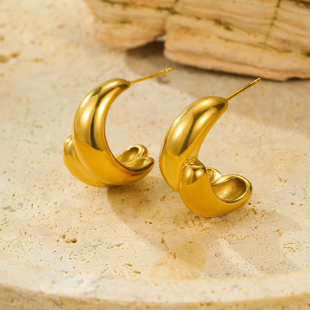 Aretes minimalistas huecos en forma de C de acero inoxidable con baño de oro de 18 quilates para mujer