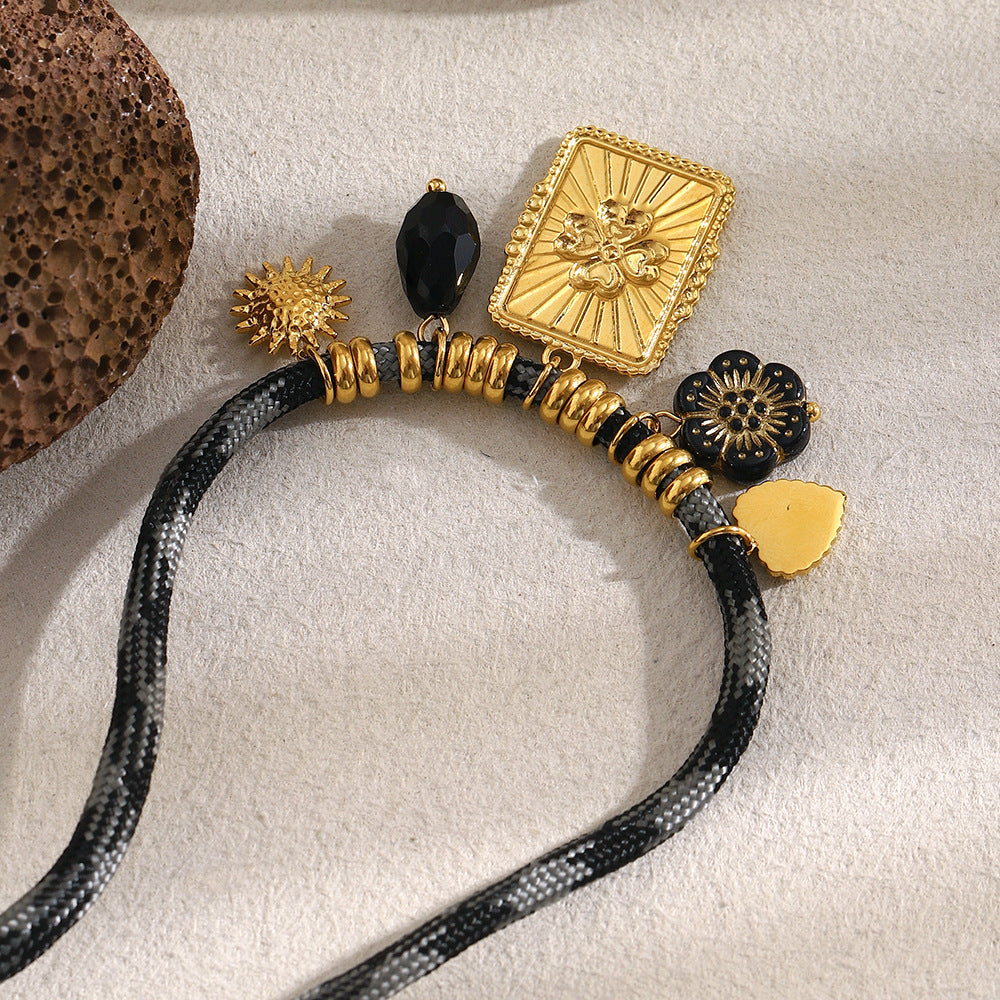 Collana di lusso vintage a ciondolo quadrato con motivo floreale in acciaio inossidabile placcato oro 18K