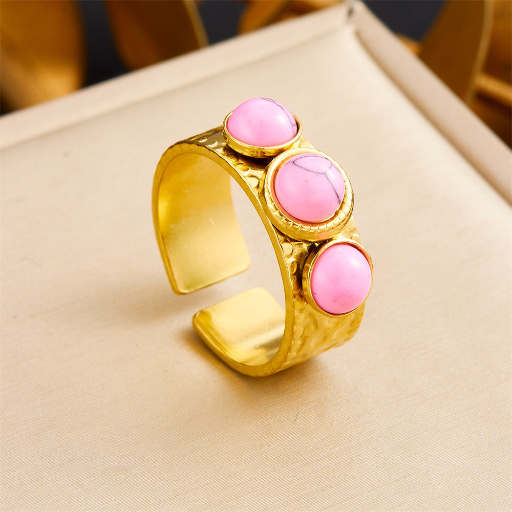 Anillo de acero inoxidable geométrico de estilo vintage con baño de oro de 18 quilates y detalle de corazón asimétrico para mujer