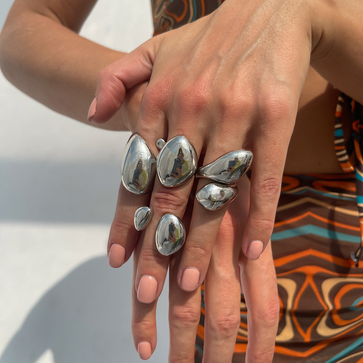 Anillo de aleación geométrico minimalista entrelazado con acabado pulido y diseño de unión abierta lisa para mujer