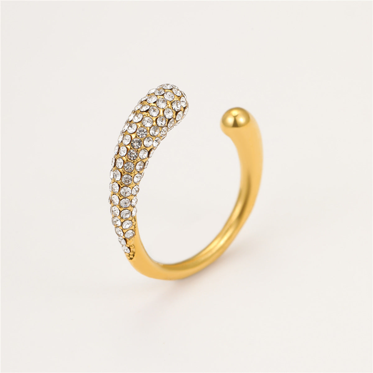 Elegante anillo de acero inoxidable de inspiración francesa con diseño geométrico, incrustaciones de pedrería blanca y banda abierta ajustable para mujer