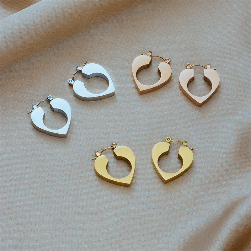 Pendientes minimalistas de corazón hueco de acero de titanio con acabado chapado para mujer