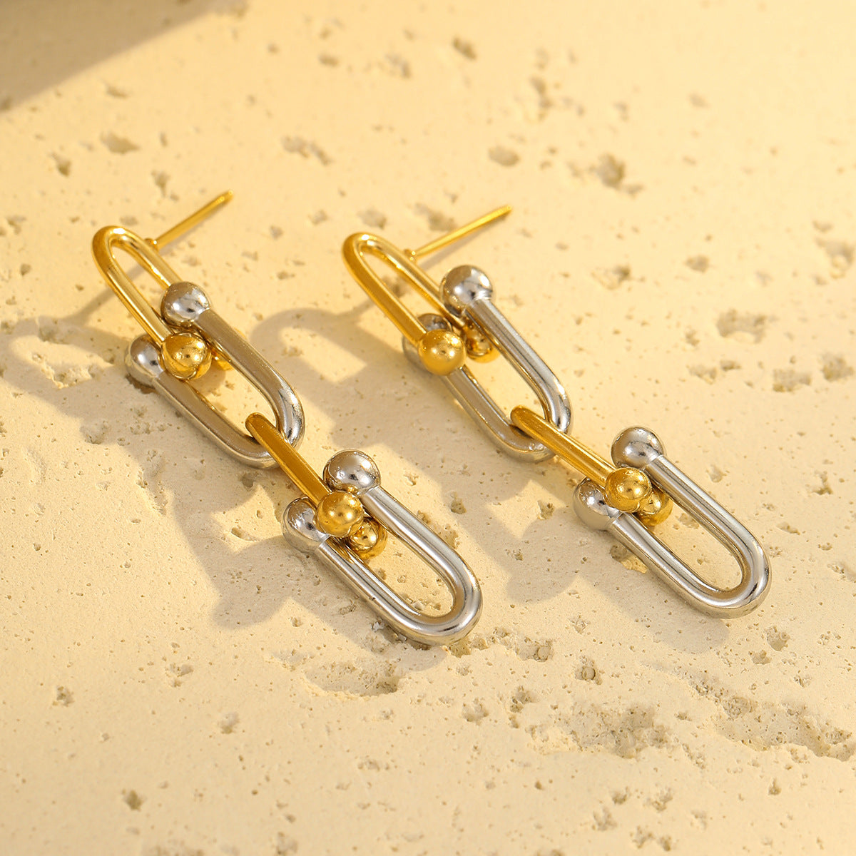 Aretes minimalistas geométricos de acero inoxidable con baño de oro de 18 quilates para mujer