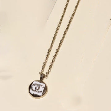 Collar de Latón Chapado en Oro con Letra Esmaltada Elegante de Lujo para Mujer