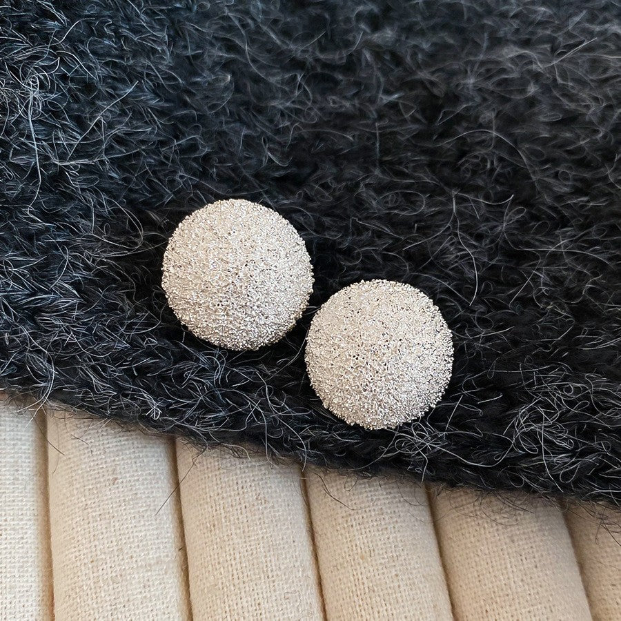 Pendientes de metal geométricos minimalistas con incrustaciones de diamantes de imitación y acabado cepillado para mujer