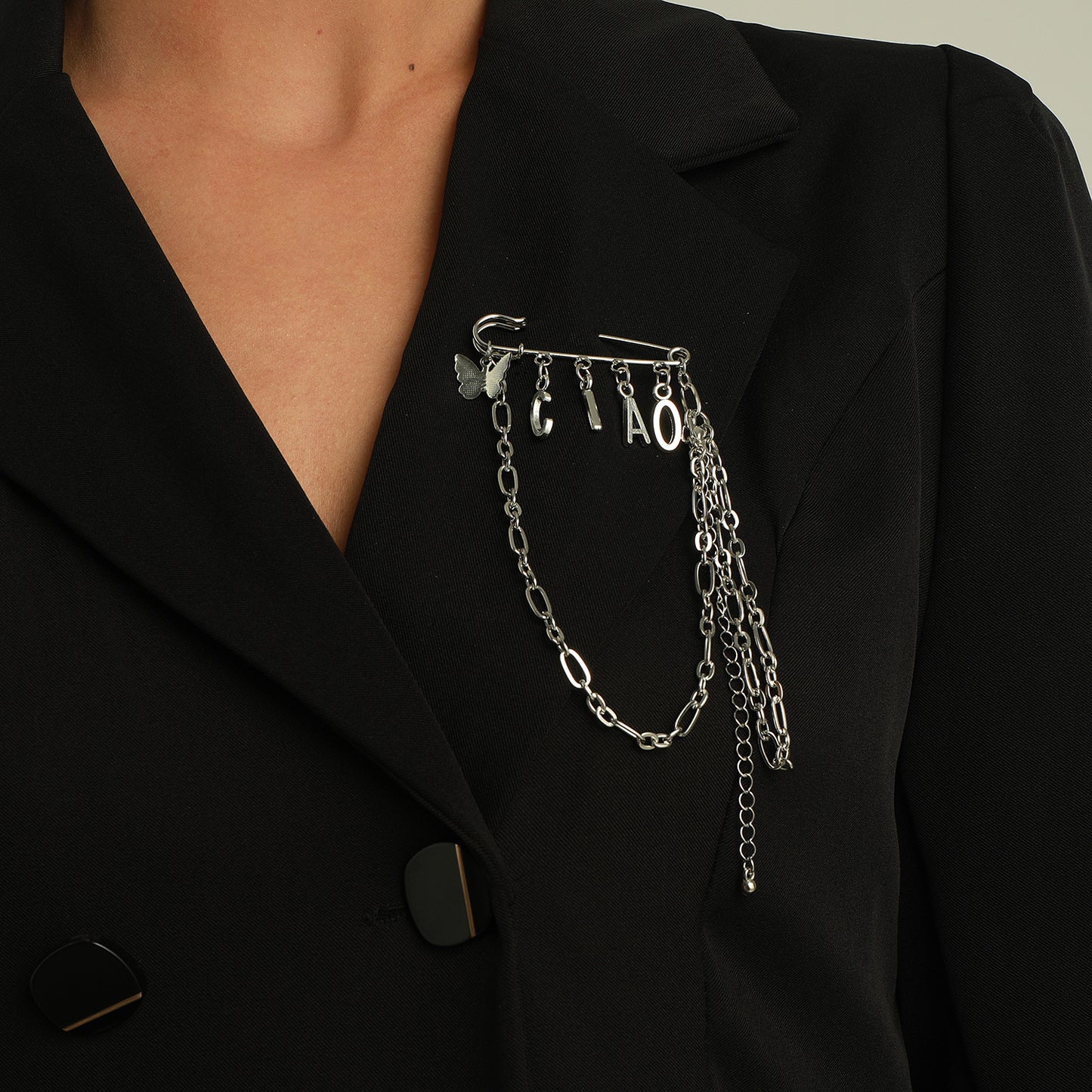 Broche de aleación en forma de mariposa de moda con diseño de letras 'Ciao' para mujer, pin decorativo electrochapado