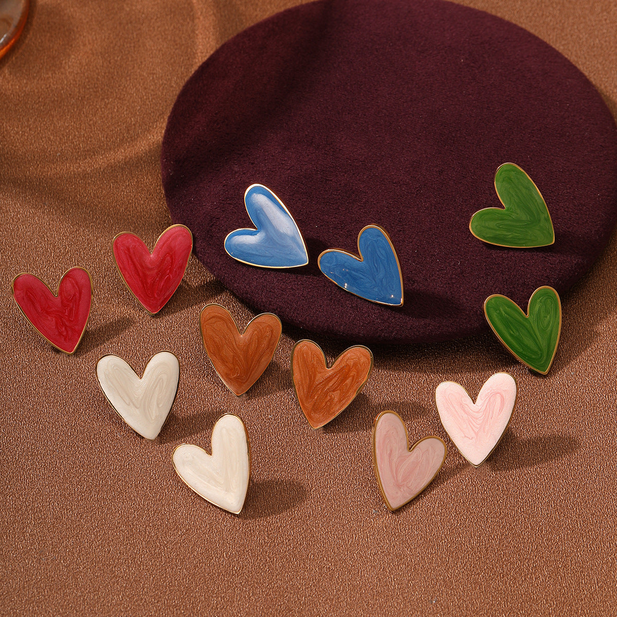 Pendientes de tuerca retro franceses con forma de corazón de acero de titanio con esmalte de colores, diseño minimalista chic, ligeros y lujosos para mujer