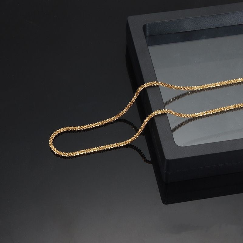 Collana con clavicola placcata in acciaio al titanio a forma irregolare dal design originale con motivo a stelle intere