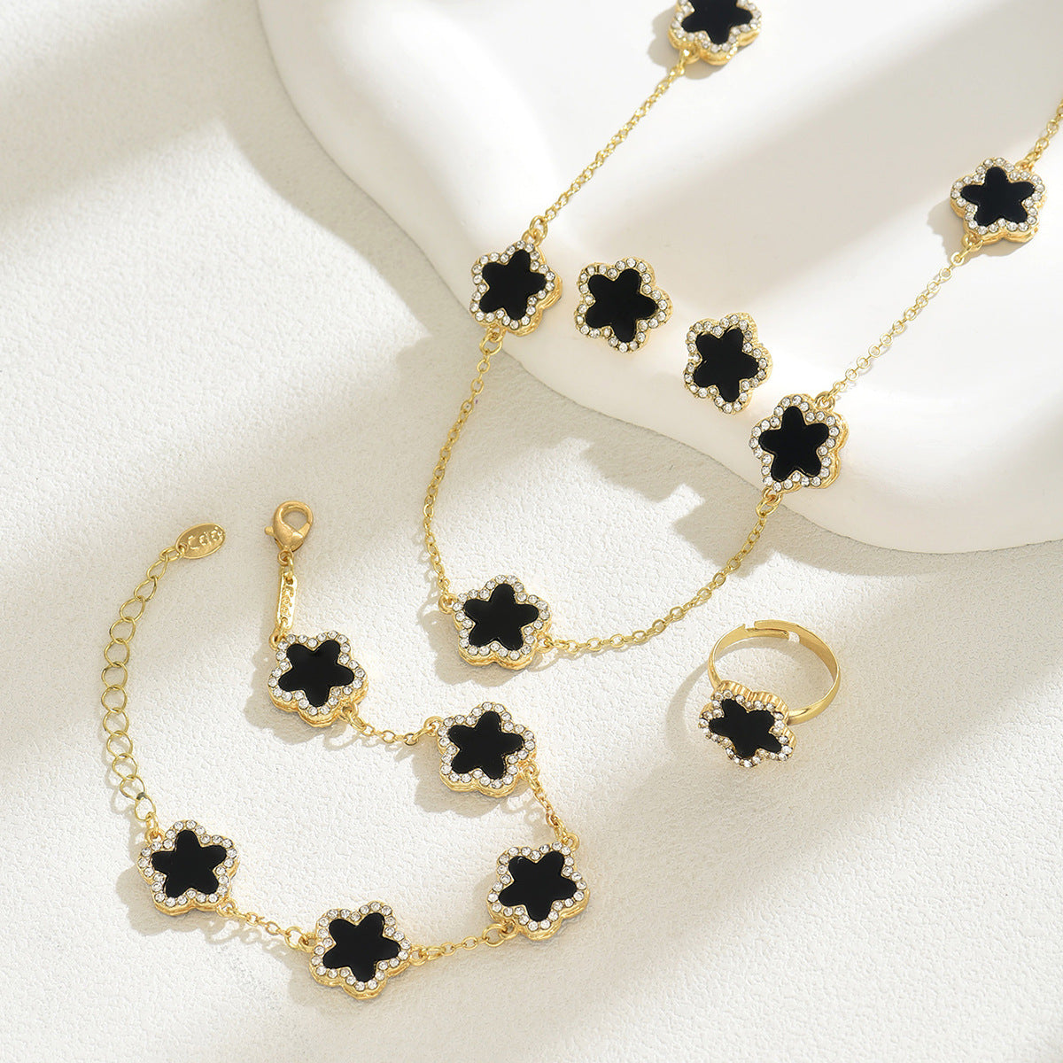 Set bracciale in lega con design floreale, collana, orecchini e anello impreziositi da strass per donna