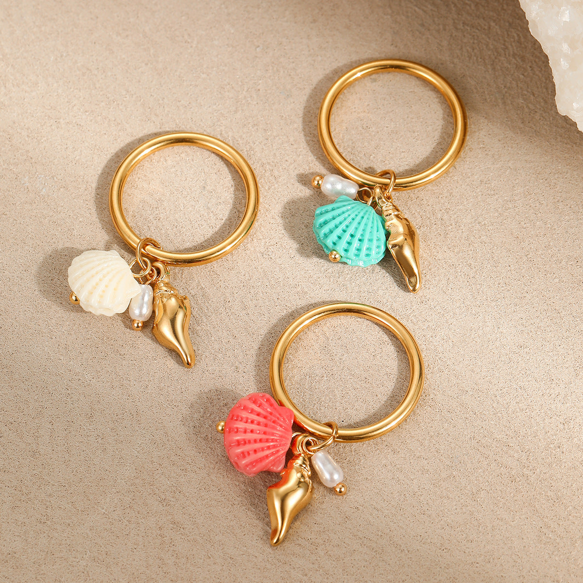 Anillo minimalista de acero inoxidable con forma de concha y acabado chapado para mujer