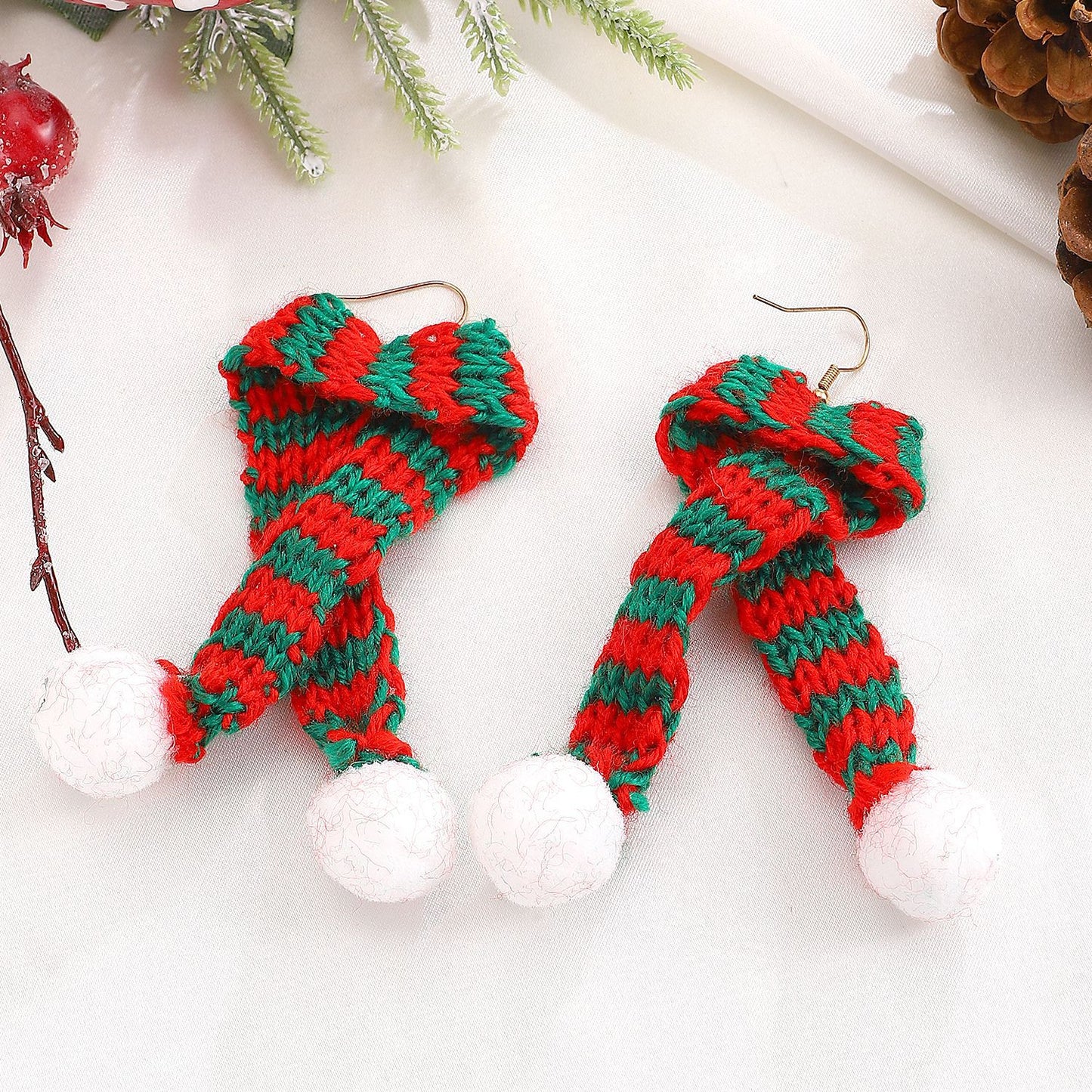 Pendientes de tela con forma geométrica, puños para las orejas de Papá Noel tejidos a mano para mujeres con detalles festivos de cascabeles