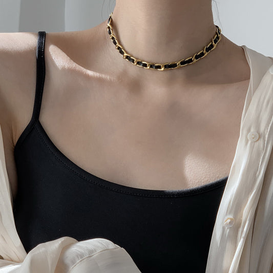 Collar trenzado de cordón de cuero de acero titanio en forma de U minimalista para mujer con cuentas doradas