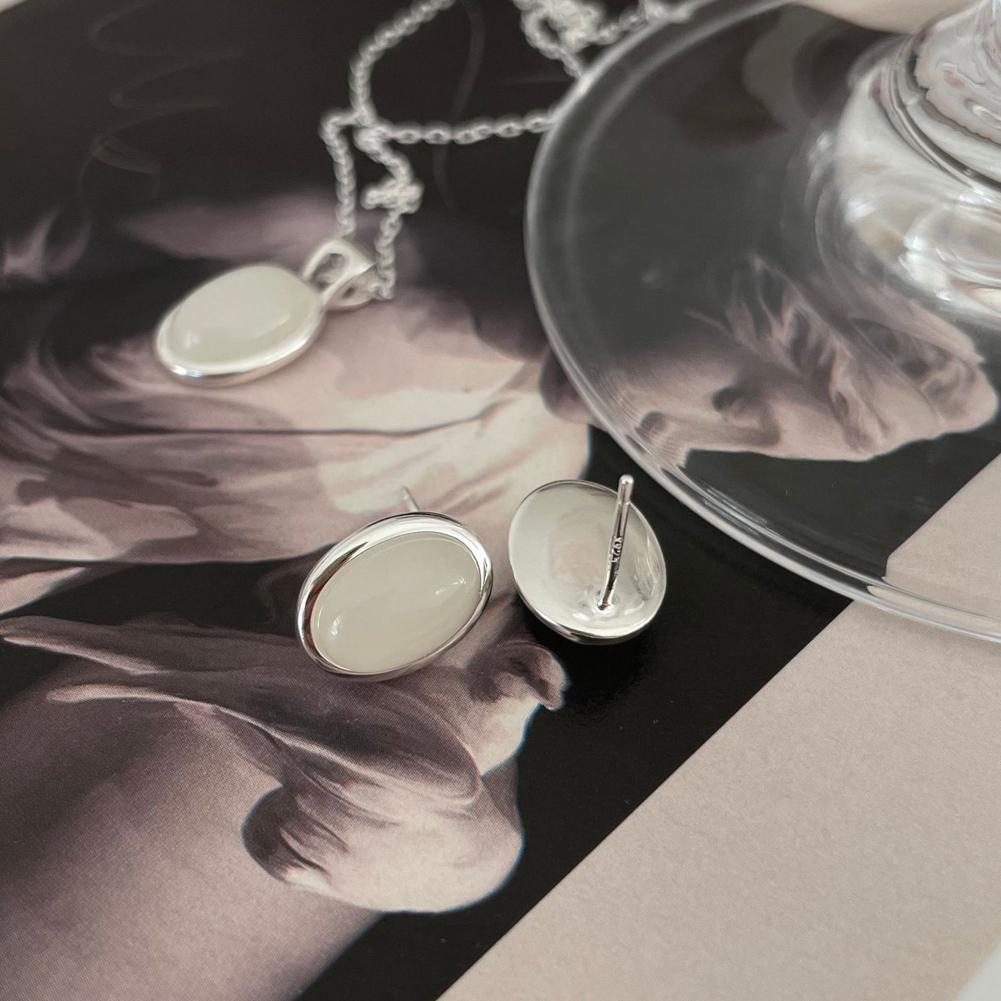 Orecchini a perno da donna minimalisti a forma di goccia d'acqua in argento sterling 925 con intarsio di perle
