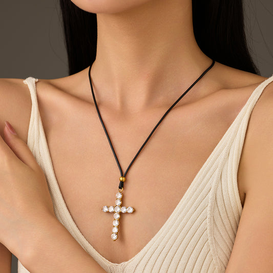 Elegante collar con colgante de cruz de acero inoxidable con incrustaciones de circonita y chapado en oro de 18 quilates para mujer