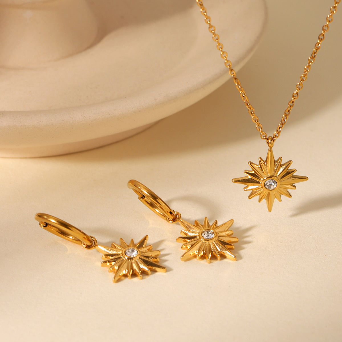 Collana con Pendente a Stella a Otto Punte Geometrica Minimalista in Acciaio Inossidabile con Intarsio di Strass e Placcatura in Oro 18K da Donna