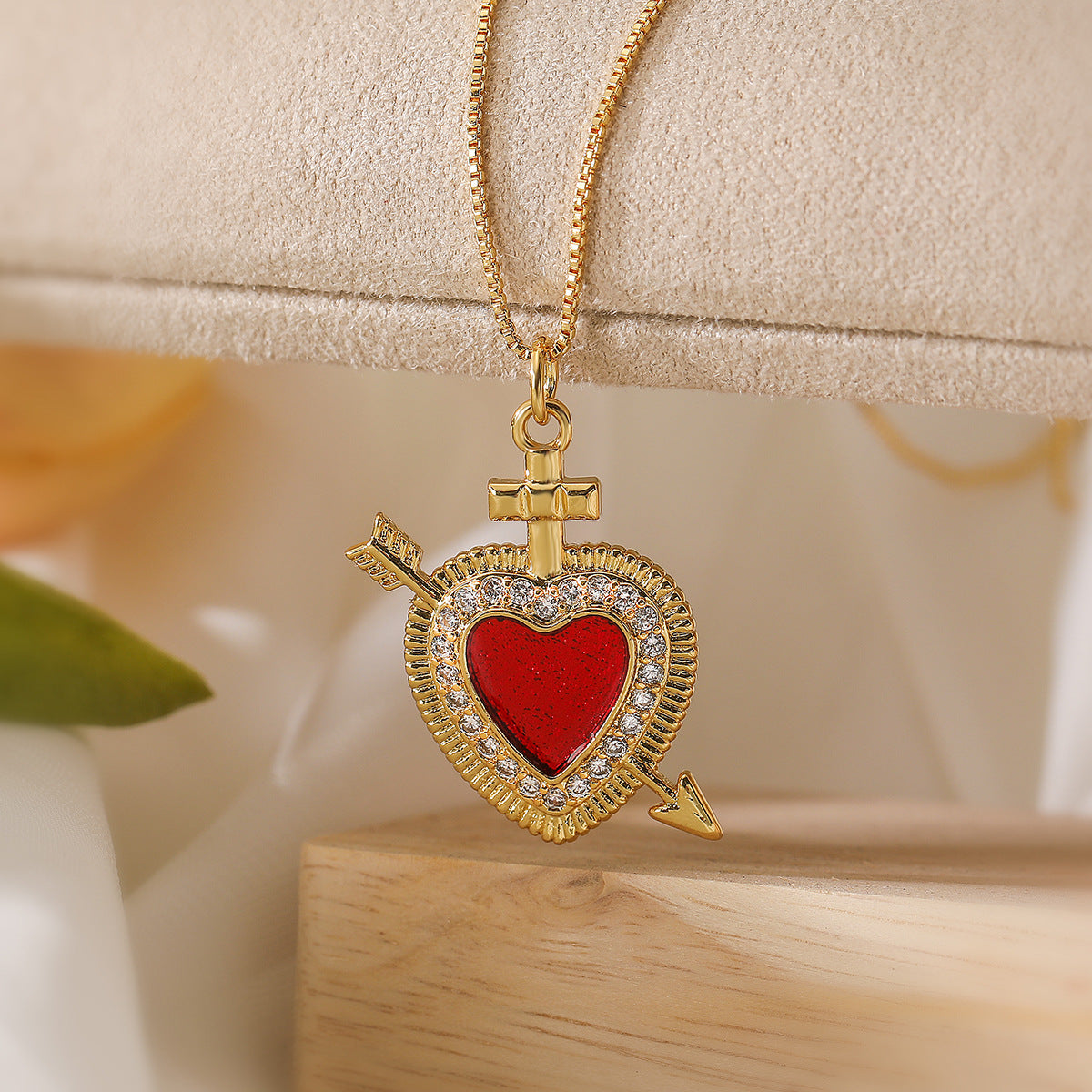 Collana da donna con ciondolo a forma di cuore in rame, intarsiato con zirconi, stile minimalista