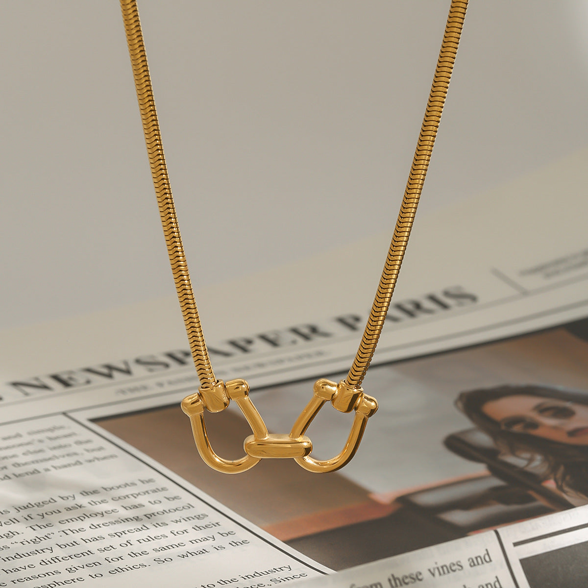 Collar minimalista geométrico de titanio bañado en acero para mujer con delicados detalles lineales y acabado de lujo