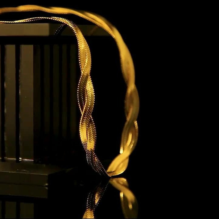 Collana Minimalista Geometrica a Lama in Acciaio al Titanio per Donne e Uomini con Design Intrecciato Color Oro